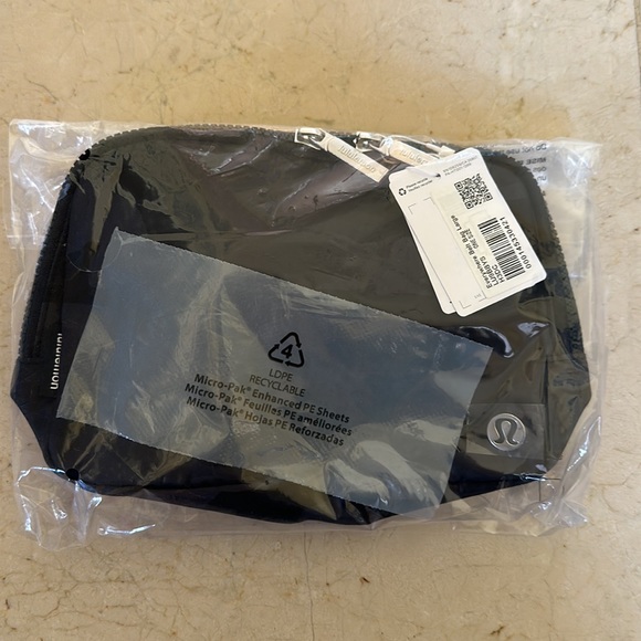 Lululemon Everywhere Belt Bag Large 2L Heritage 365 Camo Deep Coal LAST ONE - Picture 2 of 10